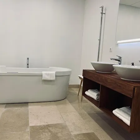 Otel Chateau Lecusse - La Grande Roche - Hotel, Spa, Boutique & Restaurant Broze