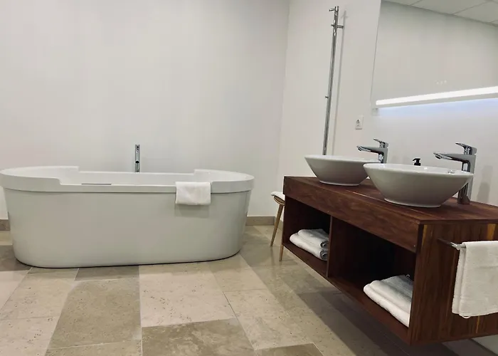 Hotel Chateau Lecusse - La Grande Roche - Hotel, Spa, Boutique & Restaurant Broze